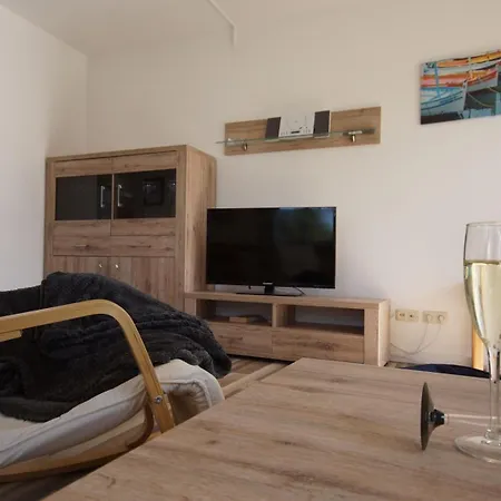 Concordia, Flaschenpost Apartman *